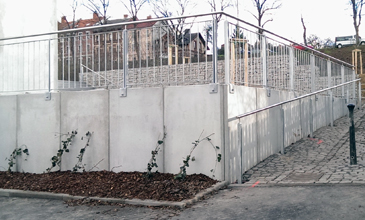 SMC Steffen GmbH - Geländer aus feuverzinktem Stahl mit Edelstahlhandlauf zur Absturzsicherung